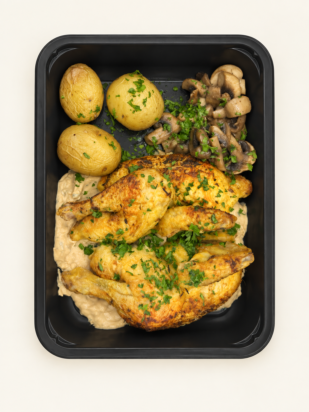 Poulet grillé, sauce aux champignons et grenailles au gros sel